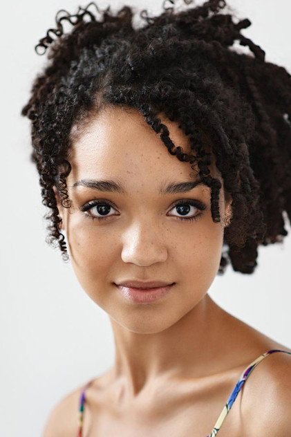Aisha Dee oyuncu görseli