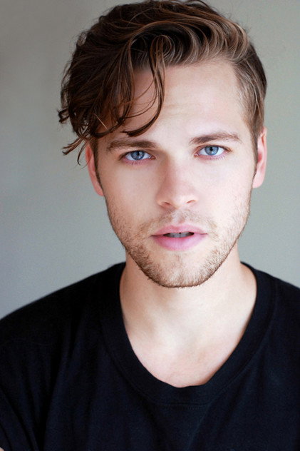Alexander Calvert oyuncu görseli