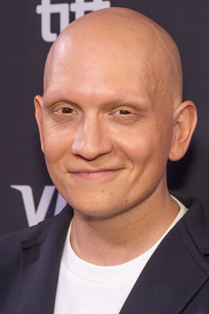 Anthony Carrigan oyuncu görseli