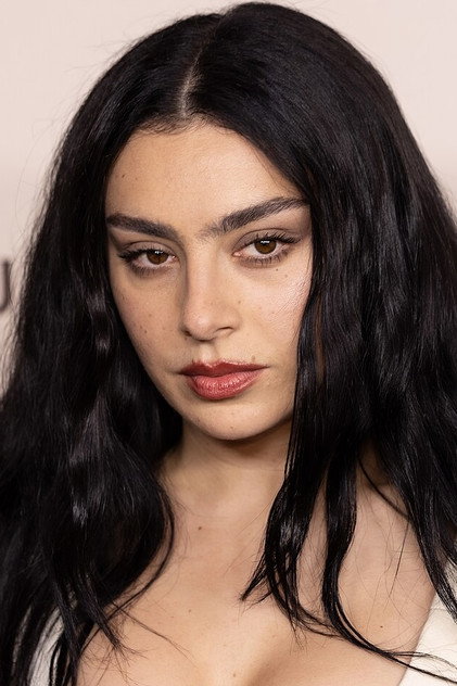 Charli xcx oyuncu görseli