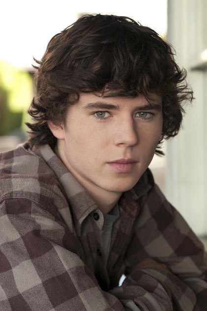 Charlie McDermott oyuncu görseli