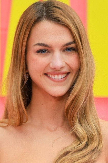 Chloe East oyuncu görseli