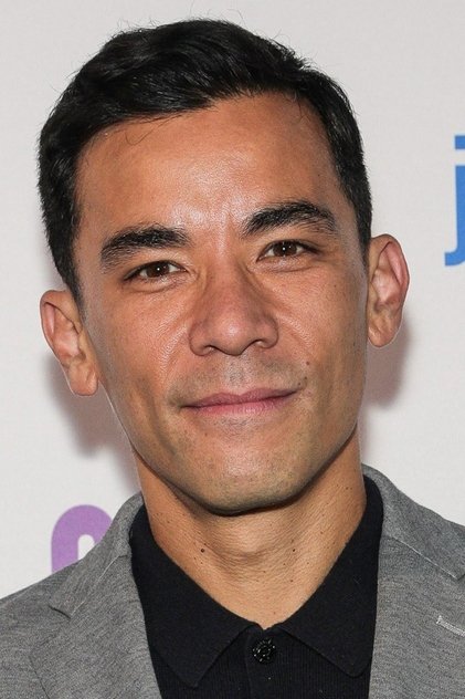 Conrad Ricamora oyuncu görseli