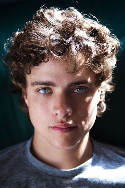 Douglas Smith oyuncu görseli