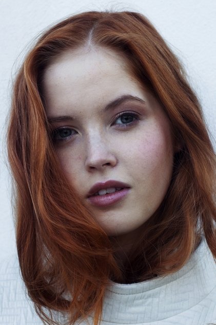 Ellie Bamber oyuncu görseli