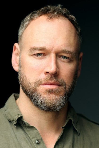 Elliot Cowan oyuncu görseli
