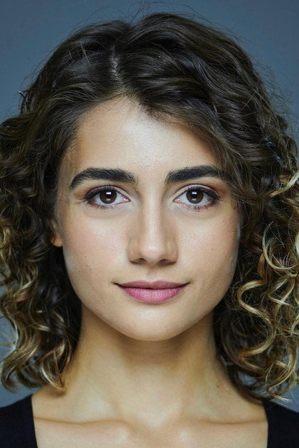 Hazal Akkın oyuncu görseli