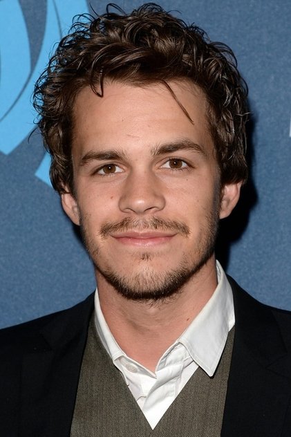 Johnny Simmons oyuncu görseli