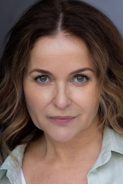 Julia Sawalha oyuncu görseli