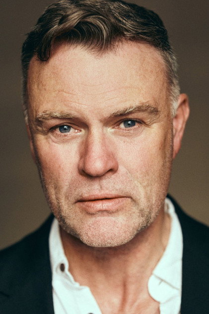 Julian Lewis Jones oyuncu görseli