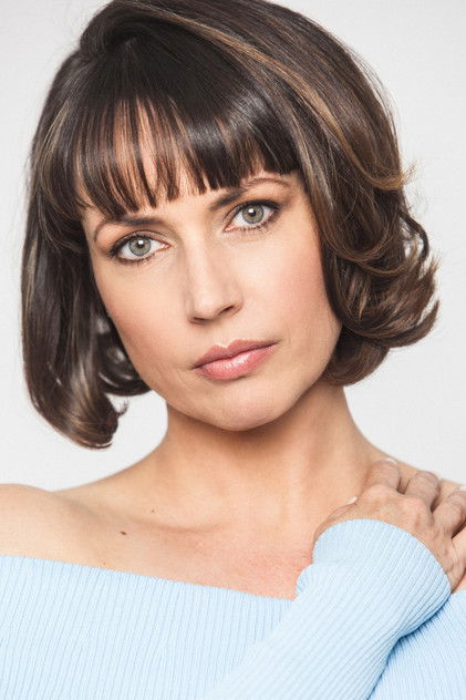 Julie Ann Emery oyuncu görseli