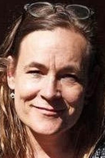 Julie Carlsen oyuncu görseli