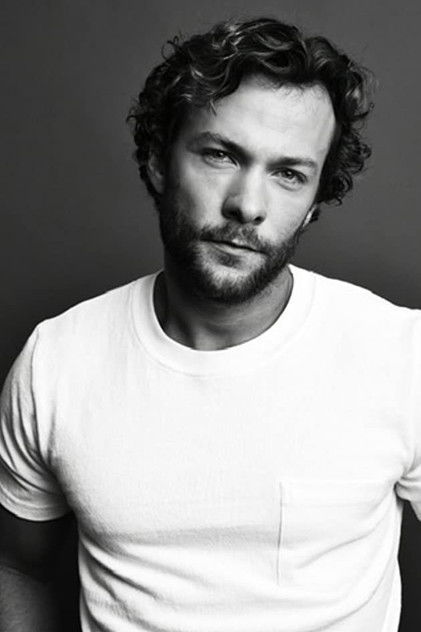 Kyle Schmid oyuncu görseli
