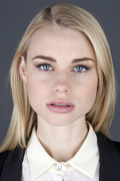 Lucy Fry oyuncu görseli