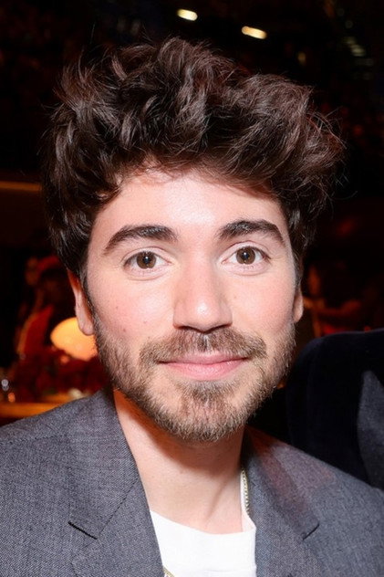 Noah Galvin oyuncu görseli