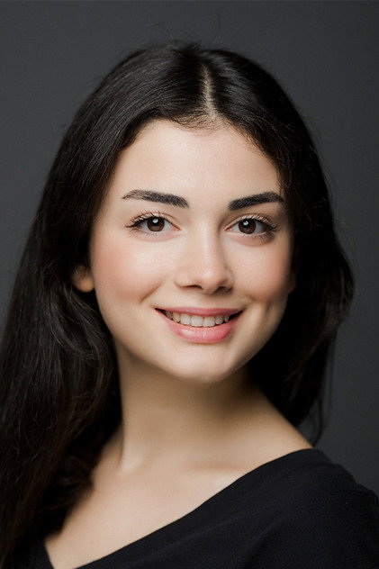Özge Yağız oyuncu görseli