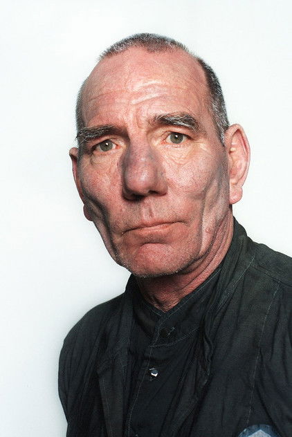 Pete Postlethwaite oyuncu görseli