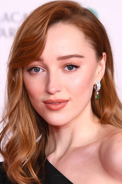 Phoebe Dynevor oyuncu görseli