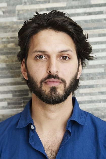Shazad Latif oyuncu görseli