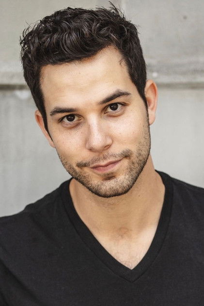 Skylar Astin oyuncu görseli