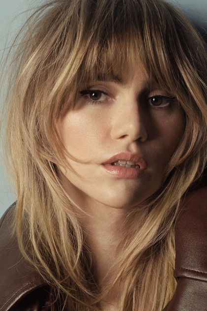 Suki Waterhouse oyuncu görseli