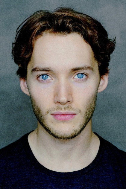 Toby Regbo oyuncu görseli